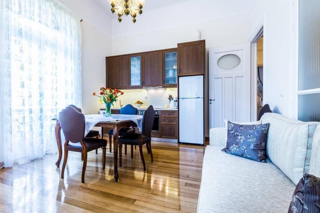 Neoclassical Apartment With 3 Bedrooms In 比雷埃夫斯 外观 照片