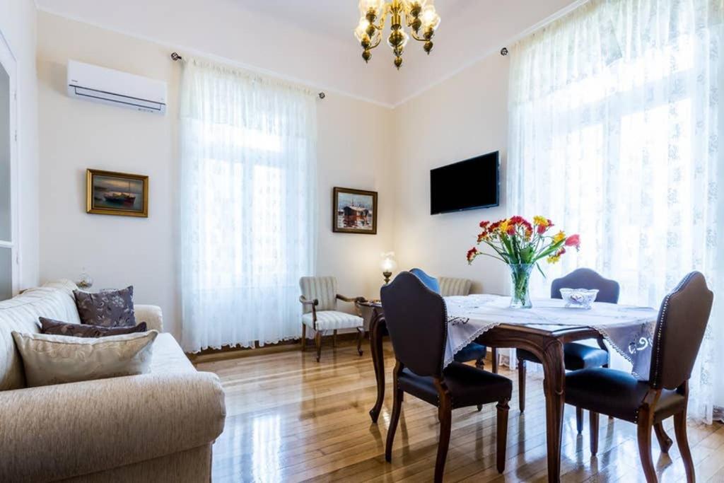 Neoclassical Apartment With 3 Bedrooms In 比雷埃夫斯 外观 照片