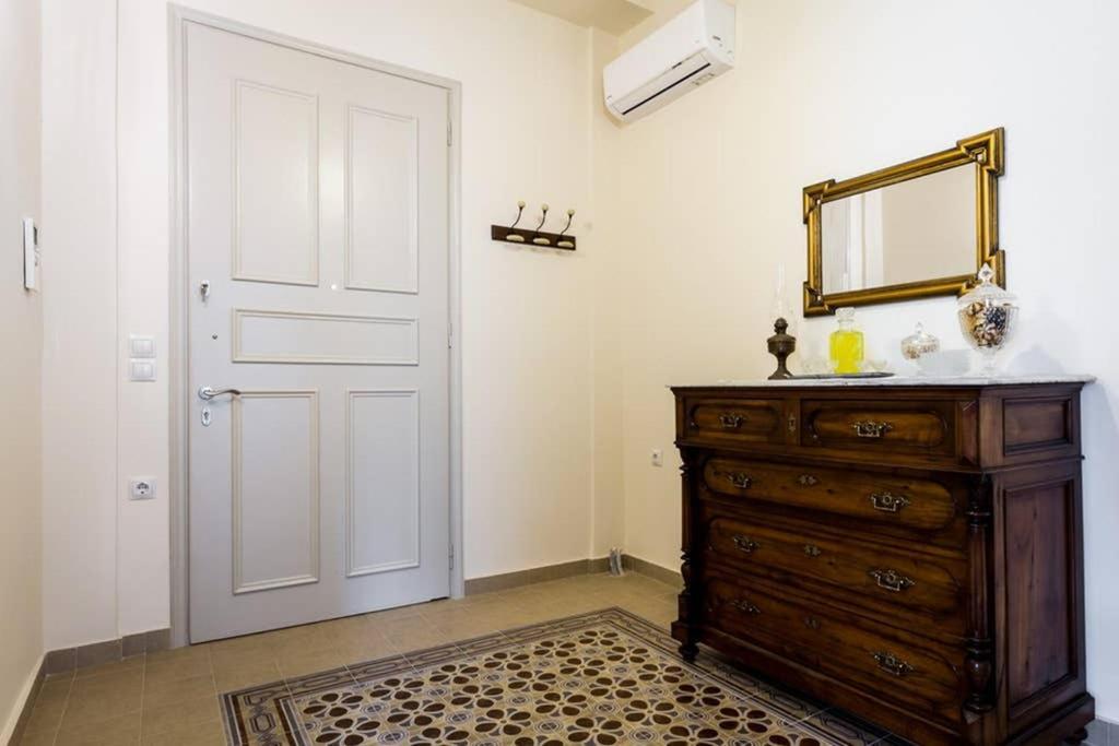 Neoclassical Apartment With 3 Bedrooms In 比雷埃夫斯 外观 照片