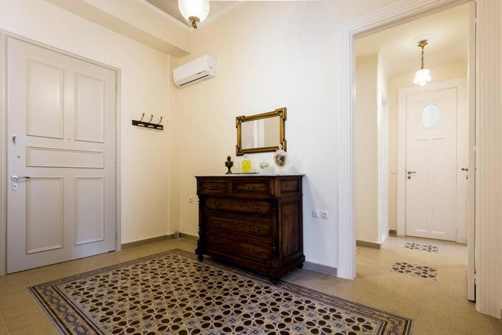 Neoclassical Apartment With 3 Bedrooms In 比雷埃夫斯 外观 照片