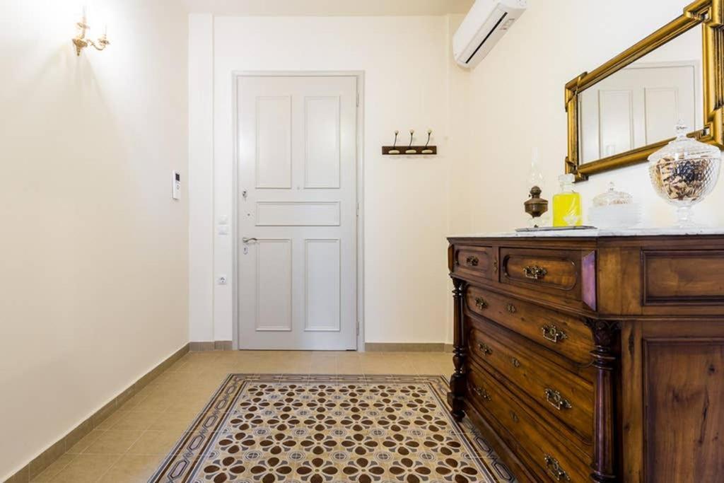 Neoclassical Apartment With 3 Bedrooms In 比雷埃夫斯 外观 照片