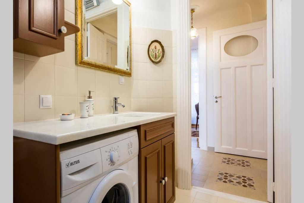 Neoclassical Apartment With 3 Bedrooms In 比雷埃夫斯 外观 照片
